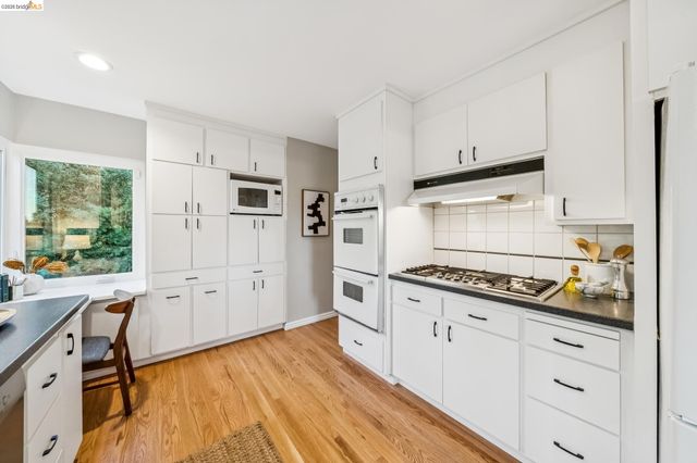 2556 Carisbrook Dr, Oakland, CA 94611