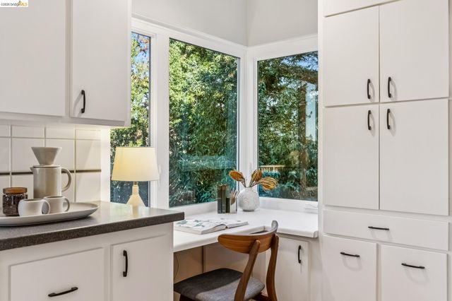 2556 Carisbrook Dr, Oakland, CA 94611