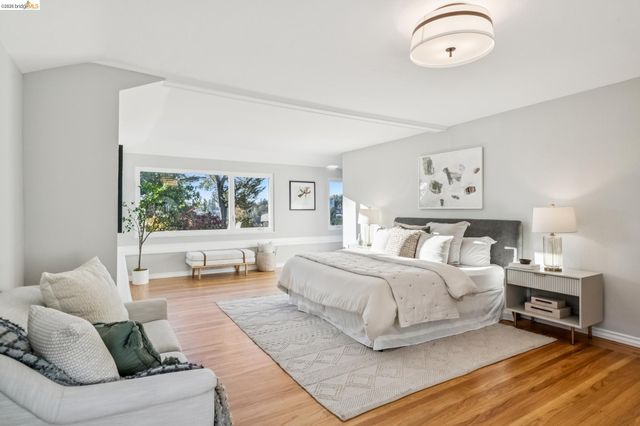 2556 Carisbrook Dr, Oakland, CA 94611