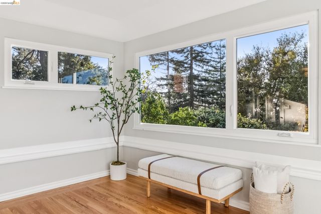 2556 Carisbrook Dr, Oakland, CA 94611