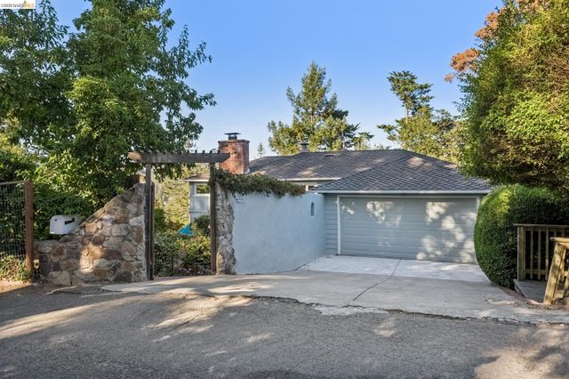 2556 Carisbrook Dr, Oakland, CA 94611