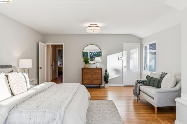 2556 Carisbrook Dr, Oakland, CA 94611