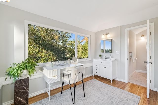 2556 Carisbrook Dr, Oakland, CA 94611