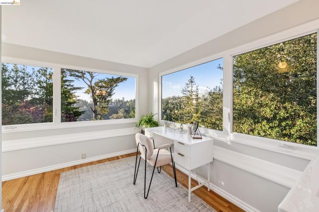 2556 Carisbrook Dr, Oakland, CA 94611