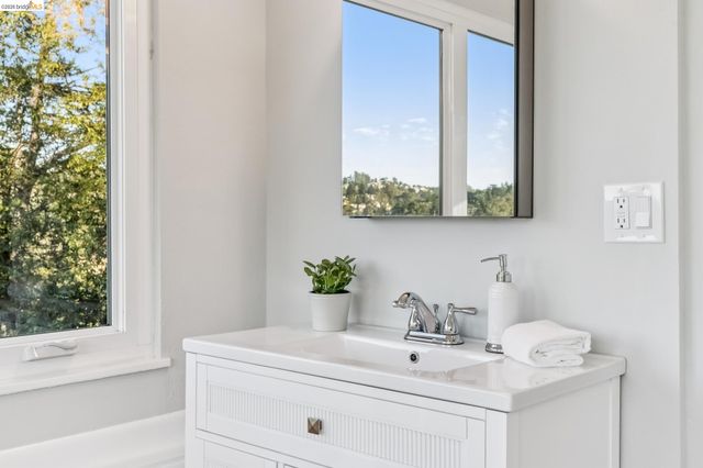 2556 Carisbrook Dr, Oakland, CA 94611