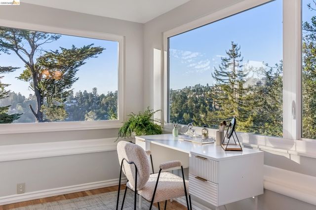 2556 Carisbrook Dr, Oakland, CA 94611