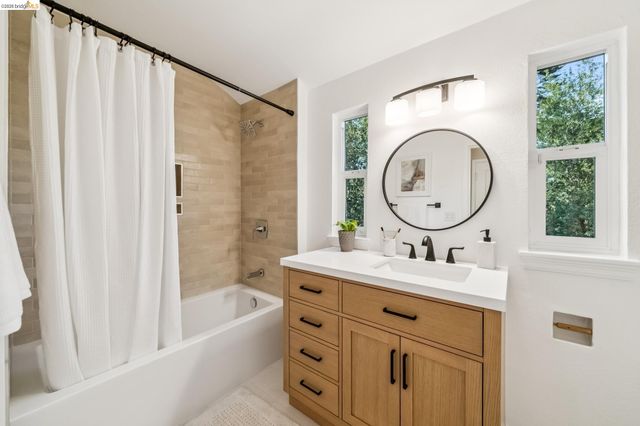 2556 Carisbrook Dr, Oakland, CA 94611