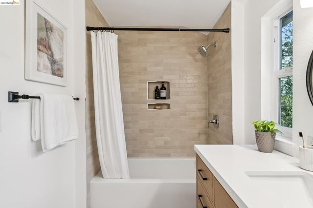 2556 Carisbrook Dr, Oakland, CA 94611