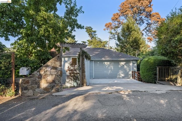 2556 Carisbrook Dr, Oakland, CA 94611