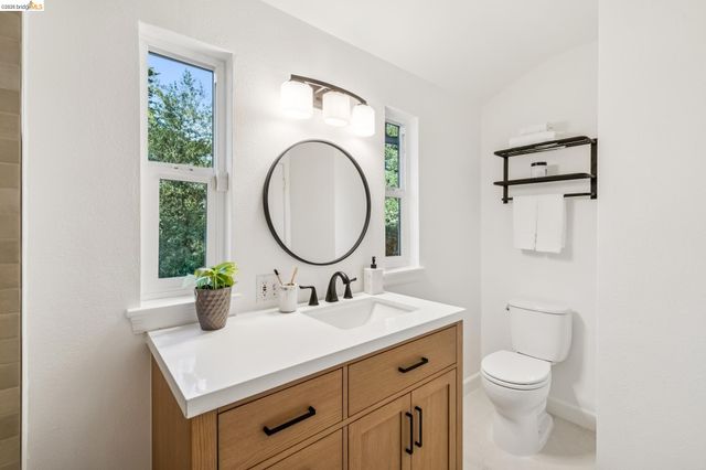 2556 Carisbrook Dr, Oakland, CA 94611