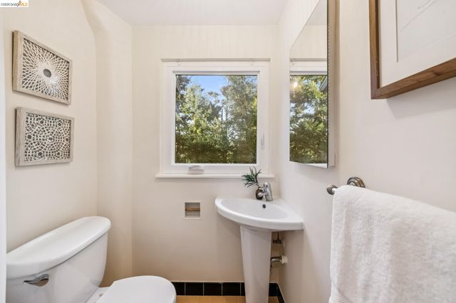 2556 Carisbrook Dr, Oakland, CA 94611