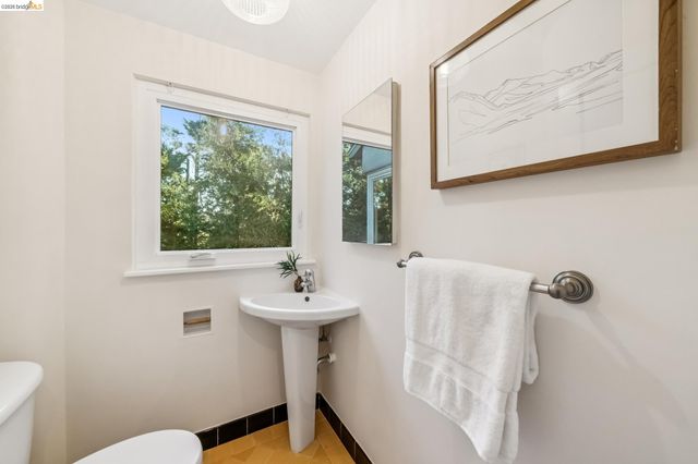 2556 Carisbrook Dr, Oakland, CA 94611