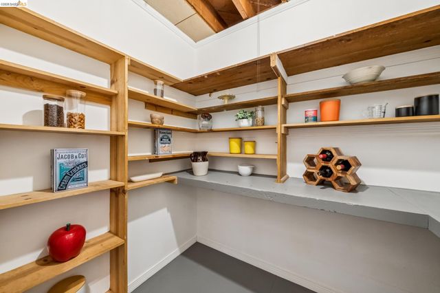 2556 Carisbrook Dr, Oakland, CA 94611