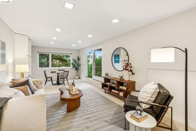2556 Carisbrook Dr, Oakland, CA 94611