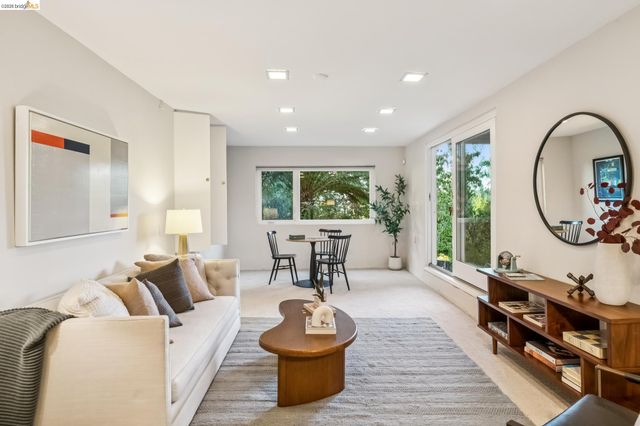 2556 Carisbrook Dr, Oakland, CA 94611