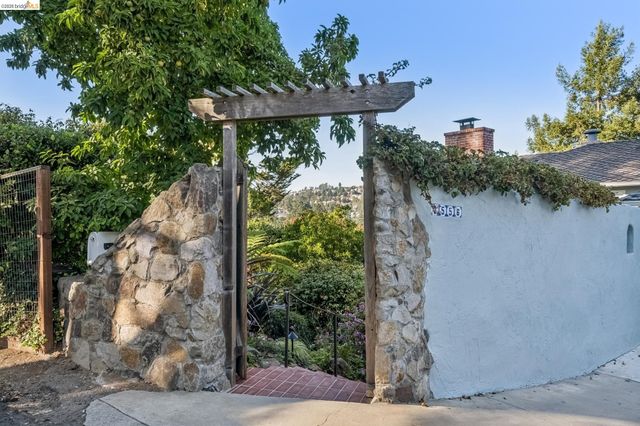 2556 Carisbrook Dr, Oakland, CA 94611