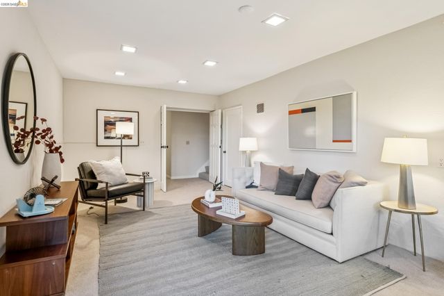 2556 Carisbrook Dr, Oakland, CA 94611