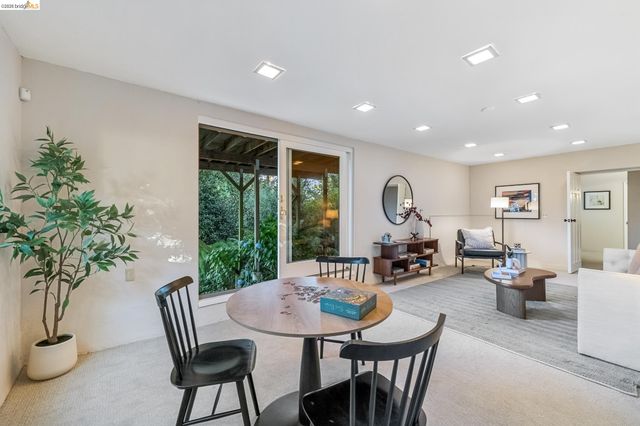 2556 Carisbrook Dr, Oakland, CA 94611