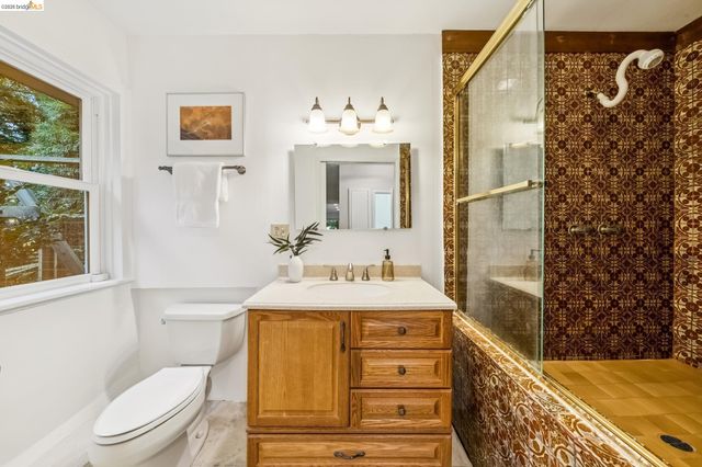 2556 Carisbrook Dr, Oakland, CA 94611