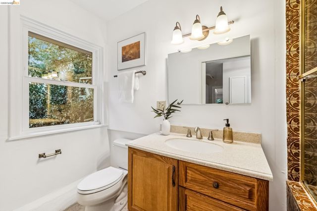2556 Carisbrook Dr, Oakland, CA 94611