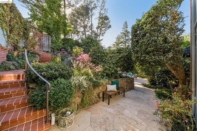 2556 Carisbrook Dr, Oakland, CA 94611