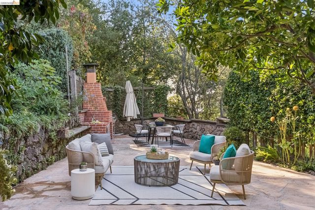 2556 Carisbrook Dr, Oakland, CA 94611