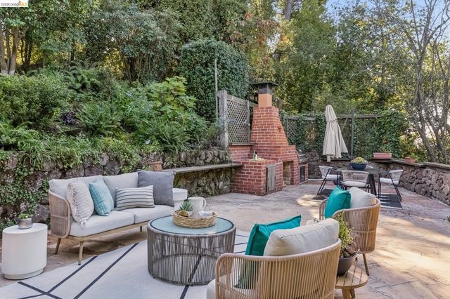 2556 Carisbrook Dr, Oakland, CA 94611