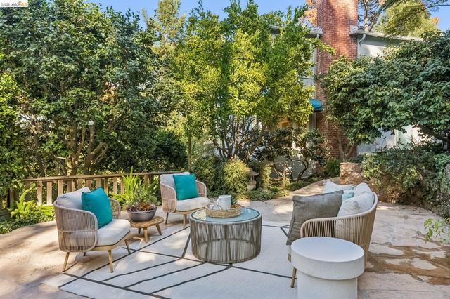 2556 Carisbrook Dr, Oakland, CA 94611