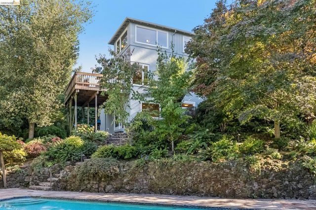2556 Carisbrook Dr, Oakland, CA 94611