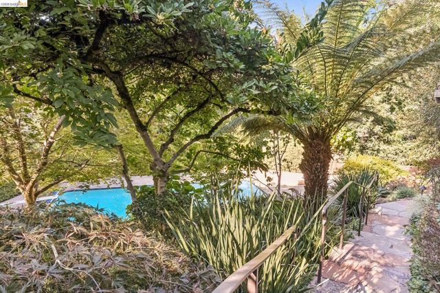2556 Carisbrook Dr, Oakland, CA 94611