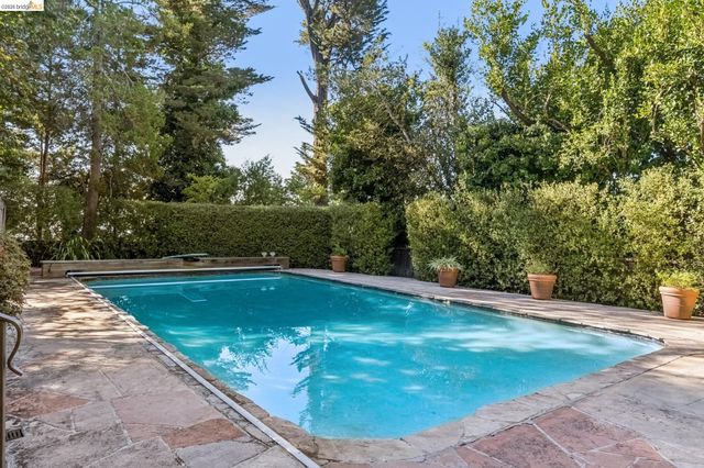 2556 Carisbrook Dr, Oakland, CA 94611