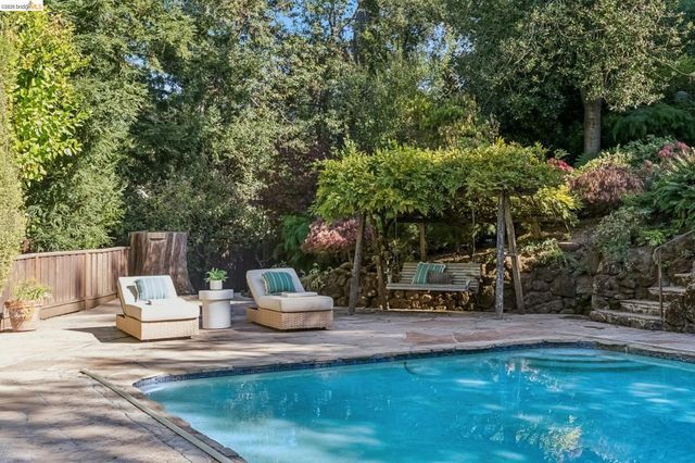 2556 Carisbrook Dr, Oakland, CA 94611