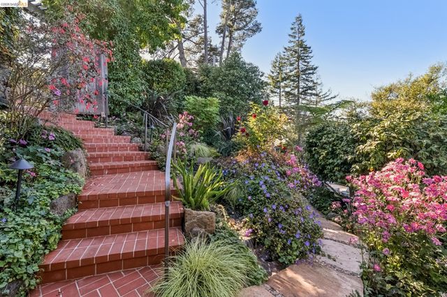 2556 Carisbrook Dr, Oakland, CA 94611