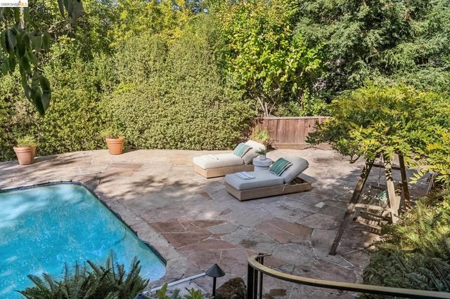 2556 Carisbrook Dr, Oakland, CA 94611
