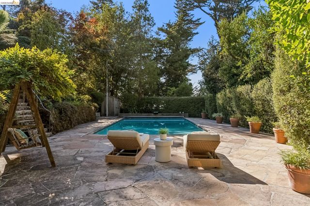 2556 Carisbrook Dr, Oakland, CA 94611