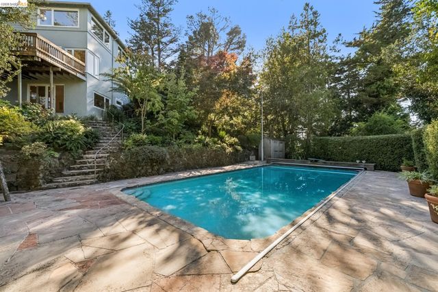 2556 Carisbrook Dr, Oakland, CA 94611