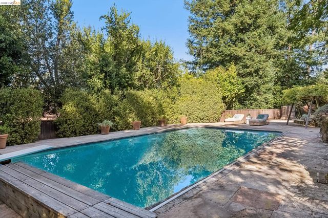 2556 Carisbrook Dr, Oakland, CA 94611
