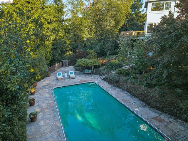 2556 Carisbrook Dr, Oakland, CA 94611