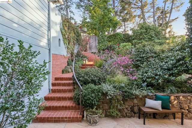 2556 Carisbrook Dr, Oakland, CA 94611