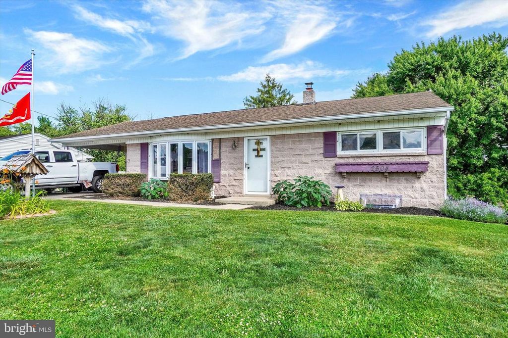 Image 10 of property listing at 2504 BERKSHIRE LN, Dover, PA 17315