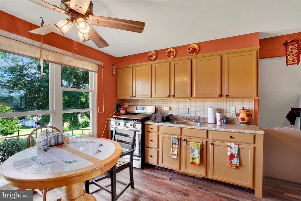 Image 2 of property listing at 2504 BERKSHIRE LN, Dover, PA 17315