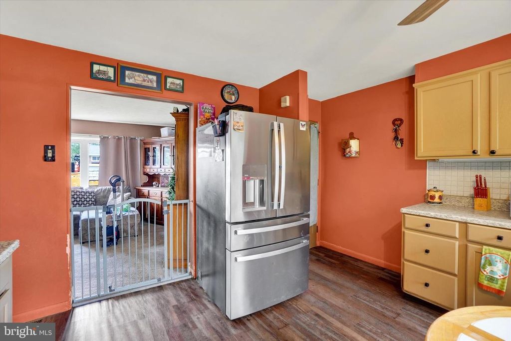 Image 3 of property listing at 2504 BERKSHIRE LN, Dover, PA 17315