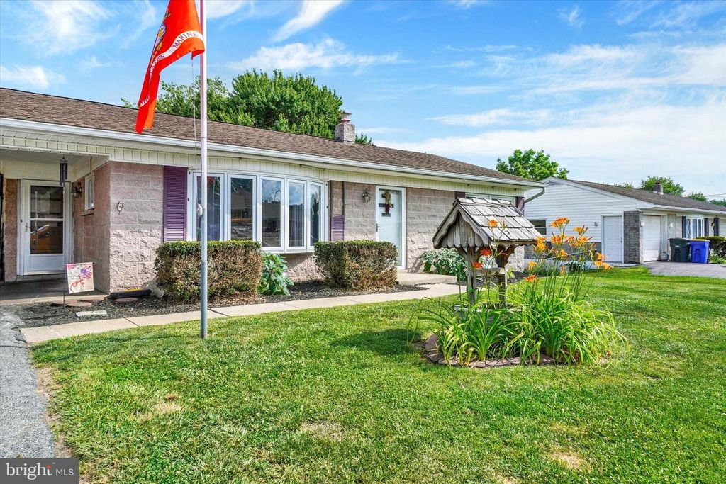 Image 5 of property listing at 2504 BERKSHIRE LN, Dover, PA 17315