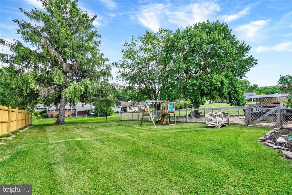 Image 6 of property listing at 2504 BERKSHIRE LN, Dover, PA 17315