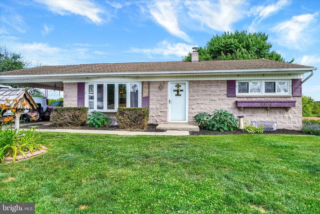 Image 7 of property listing at 2504 BERKSHIRE LN, Dover, PA 17315