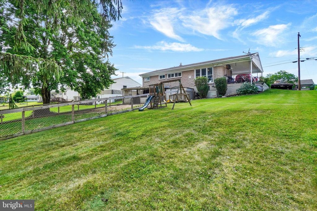 Image 8 of property listing at 2504 BERKSHIRE LN, Dover, PA 17315
