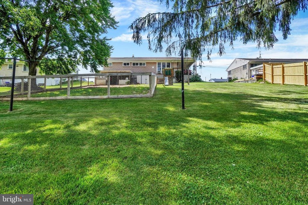 Image 9 of property listing at 2504 BERKSHIRE LN, Dover, PA 17315