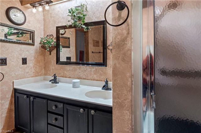 2015 Stonewood Drive, Winston-salem, NC 27103