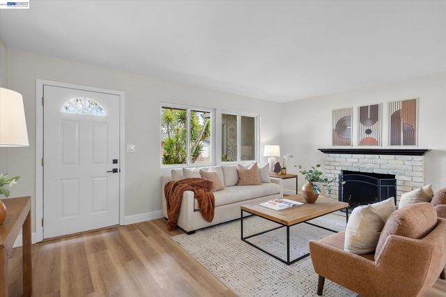 8526 Briarwood Ln, Dublin, CA 94568
