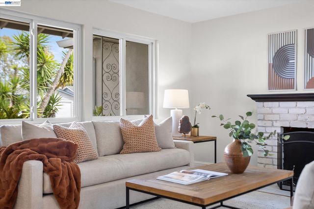 8526 Briarwood Ln, Dublin, CA 94568